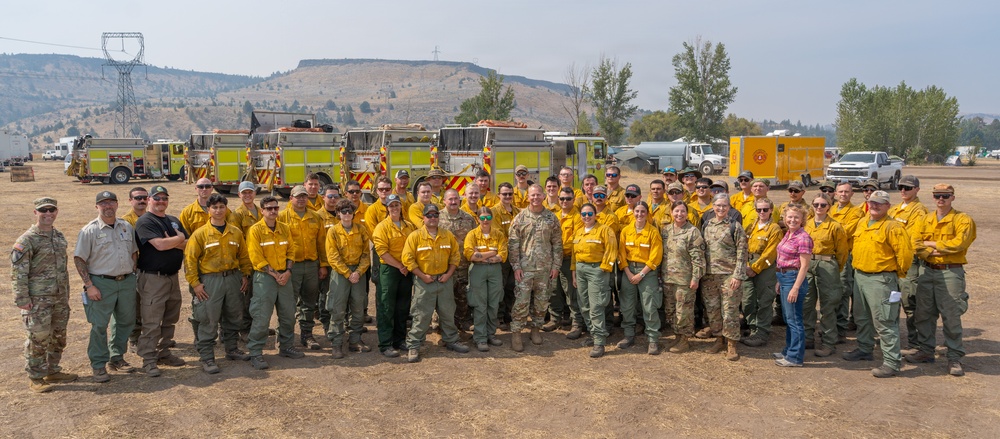 Oregon Guard senior leaders visit airmen fighting Grasshopper Fire