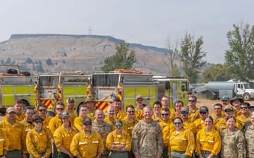 Oregon Guard senior leaders visit airmen fighting Grasshopper Fire