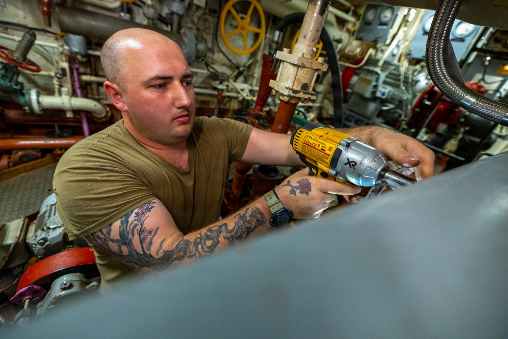 USS Benfold Sailors Conduct Maintenance