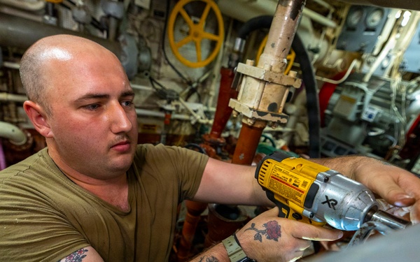 USS Benfold Sailors Conduct Maintenance