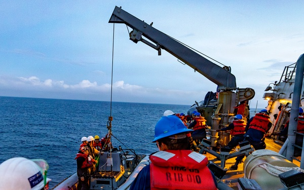 USS Benfold Conducts RHIB Operations