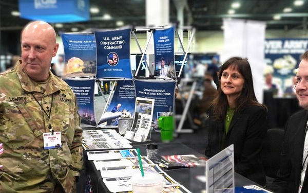 ACC Commanding General Visits ACC-DTA booth in the Army Pavilion