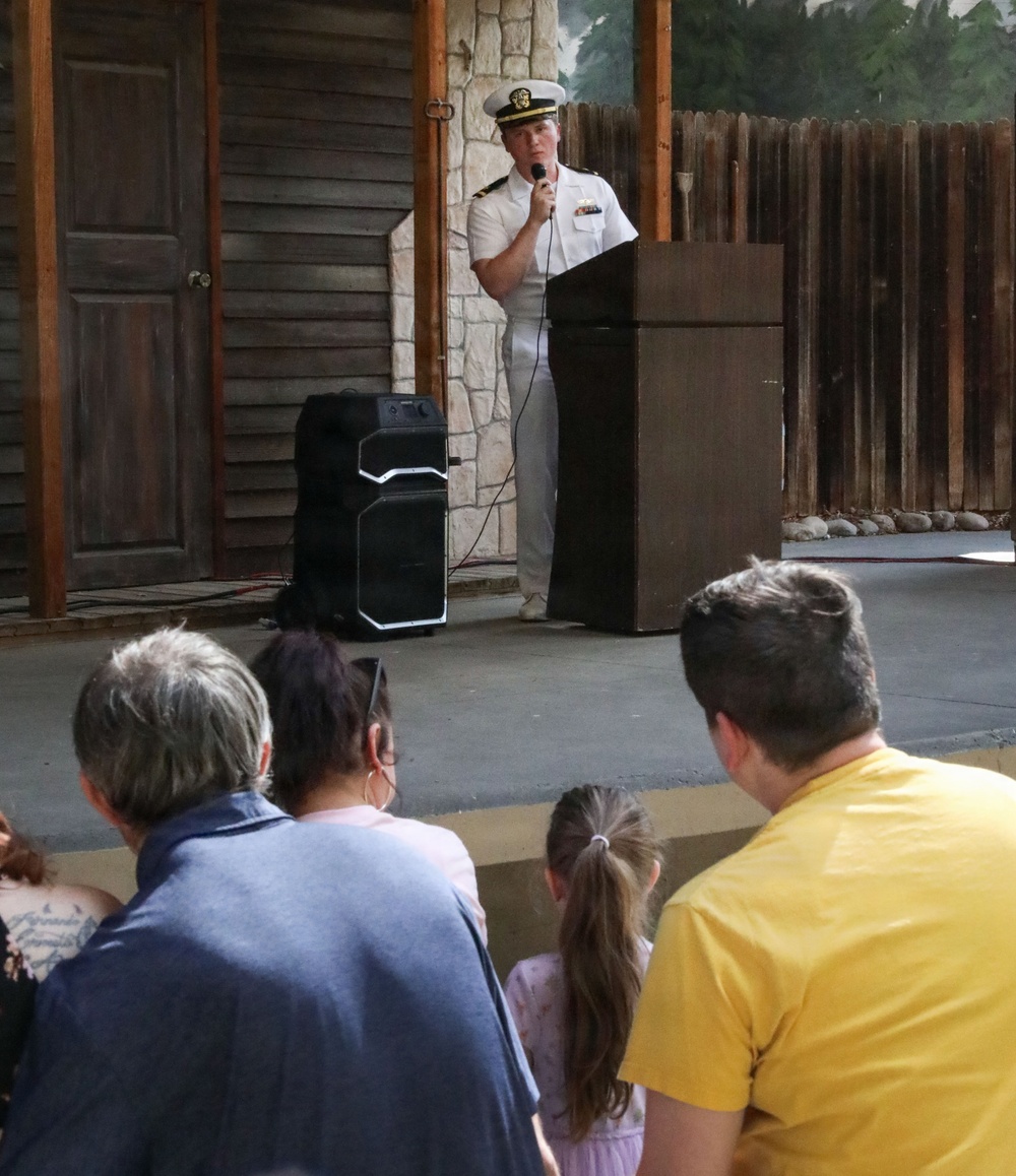CNMOC Sailors visit Zoo Montana