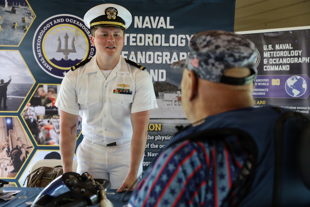 CNMOC Sailors visit Zoo Montana