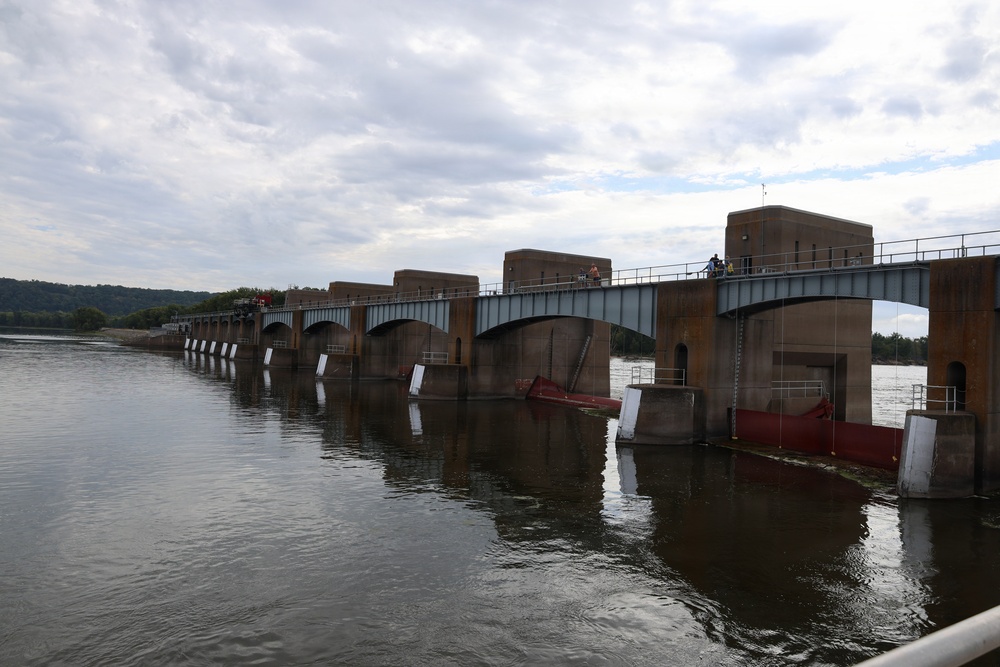 Corps of Engineers hosts Lock and Dam 10 open house