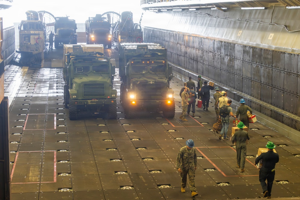 USS Essex conducts in-stream offload operations