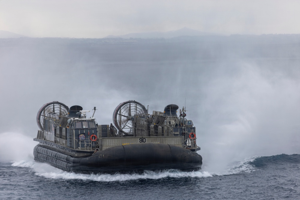USS Essex conducts in-stream offload operations