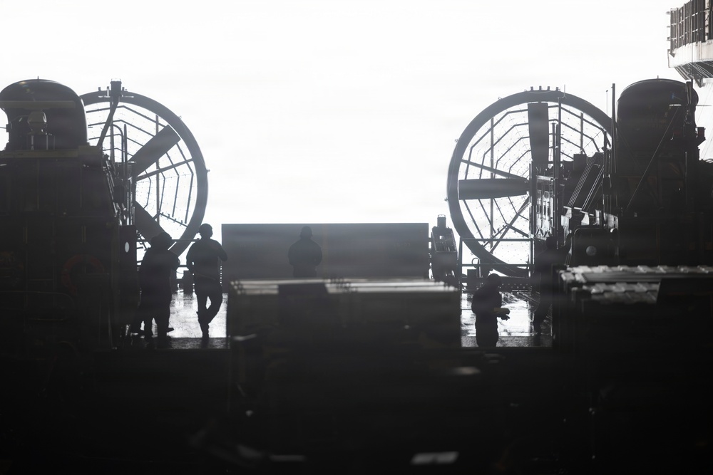 USS Essex conducts in-stream offload operations