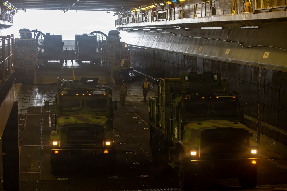 USS Essex conducts in-stream offload operations