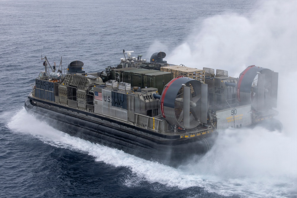 USS Essex conducts in-stream offload operations