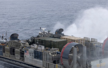 USS Essex conducts in-stream offload operations