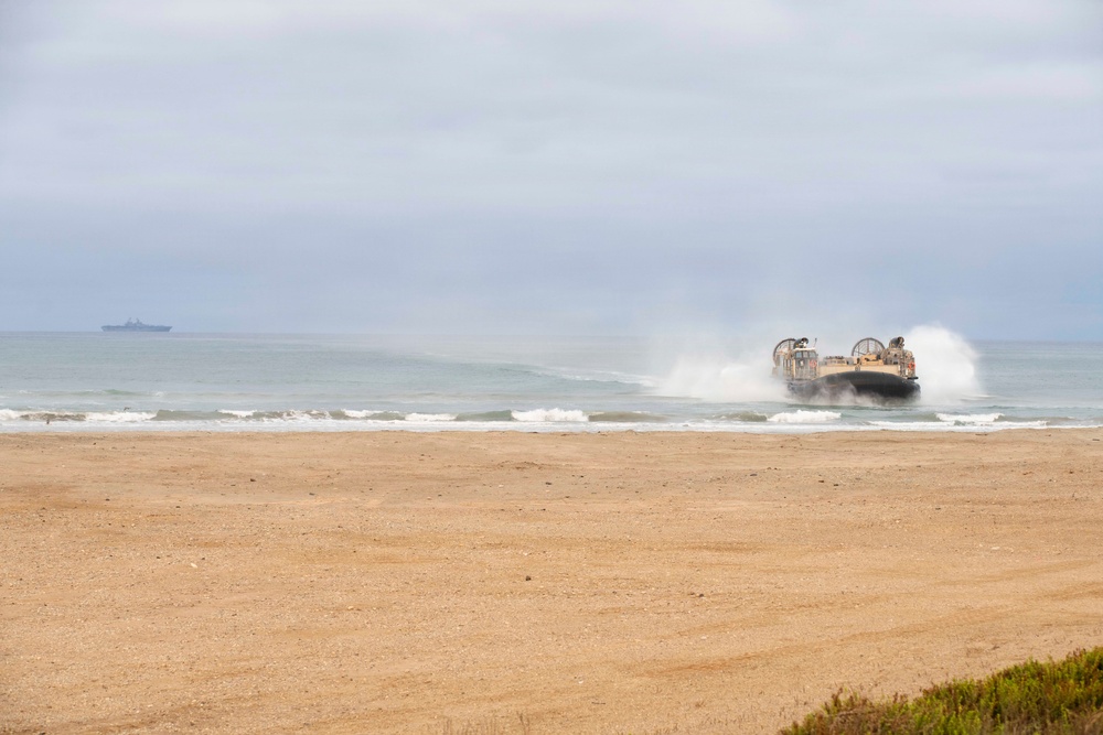 15th MEU conducts in-stream offload