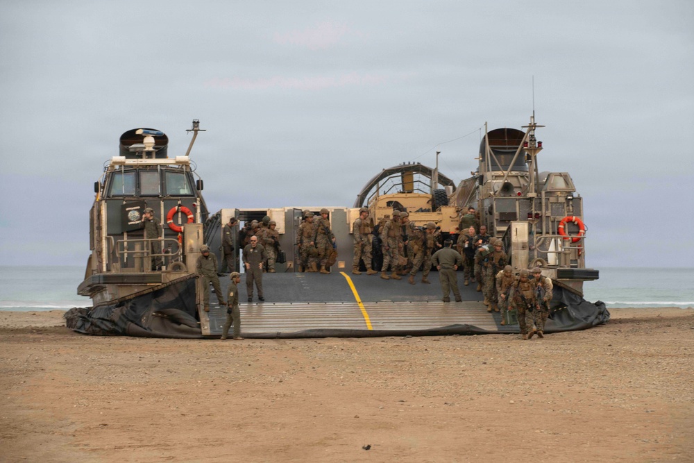 15th MEU conducts in-stream offload