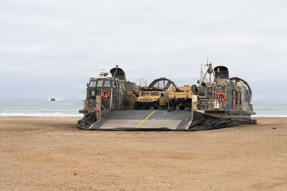 15th MEU conducts in-stream offload