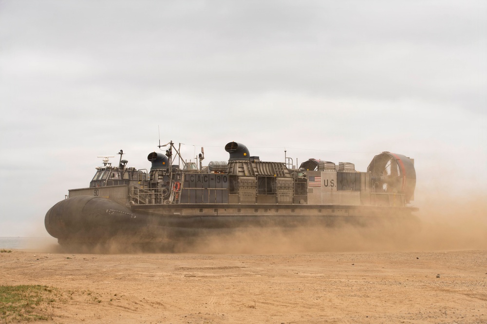 15th MEU conducts in-stream offload