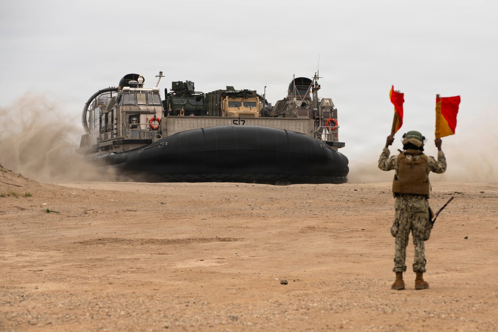 15th MEU conducts in-stream offload