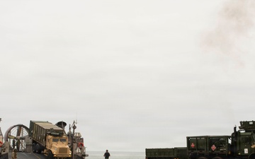 15th MEU conducts in-stream offload