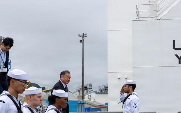 Special Advisor to the Prime Minister of Japan Visits USS Howard