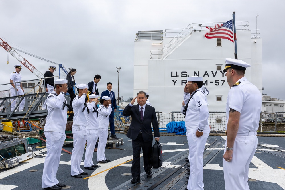 Special Advisor to the Prime Minister of Japan Visits USS Howard