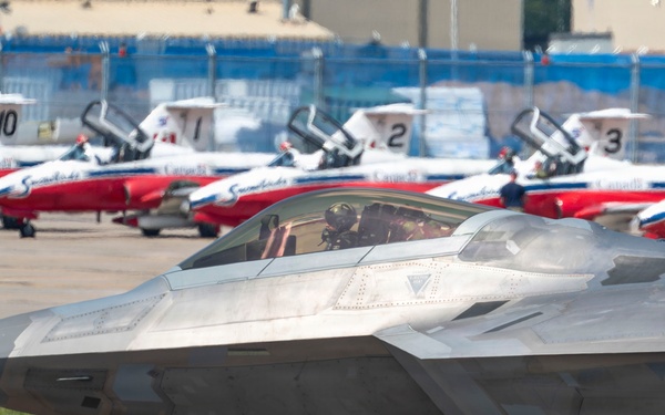 F-22 Raptor Captivates Crowds at Cold Lake Airshow