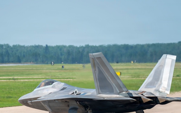 F-22 Raptor Captivates Crowds at Cold Lake Airshow
