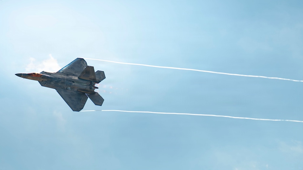 F-22 Raptor Captivates Crowds at Cold Lake Airshow