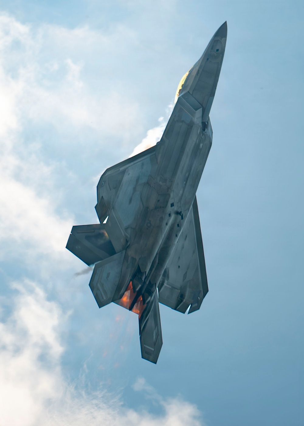 F-22 Raptor Captivates Crowds at Cold Lake Airshow