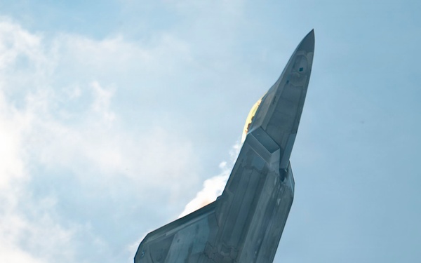 F-22 Raptor Captivates Crowds at Cold Lake Airshow