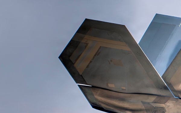 F-22 Raptor Captivates Crowds at Cold Lake Airshow