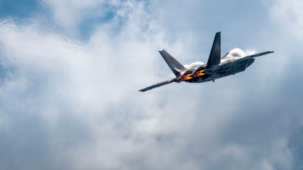 F-22 Raptor Captivates Crowds at Cold Lake Airshow