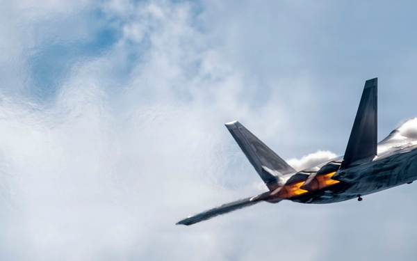 F-22 Raptor Captivates Crowds at Cold Lake Airshow