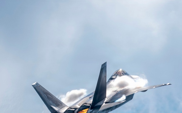 F-22 Raptor Captivates Crowds at Cold Lake Airshow