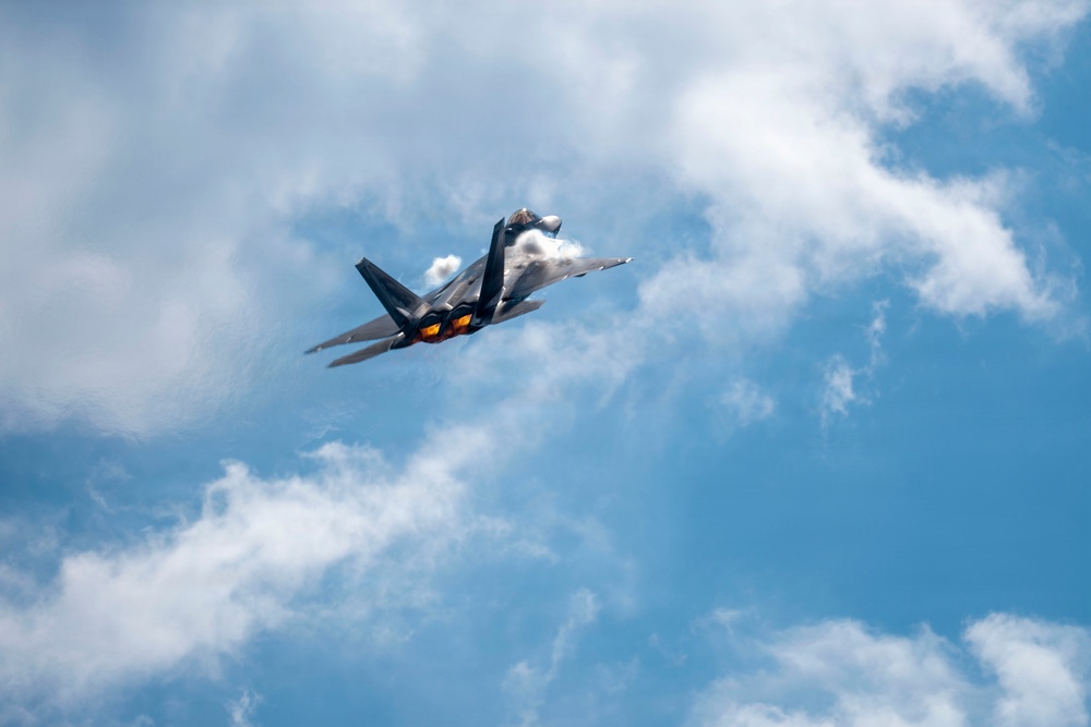 F-22 Raptor Captivates Crowds at Cold Lake Airshow