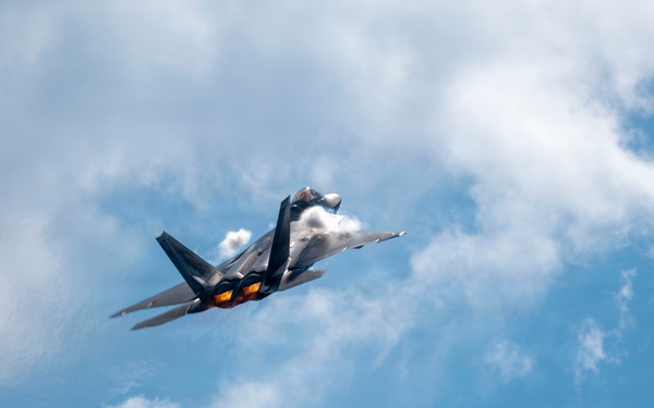 F-22 Raptor Captivates Crowds at Cold Lake Airshow
