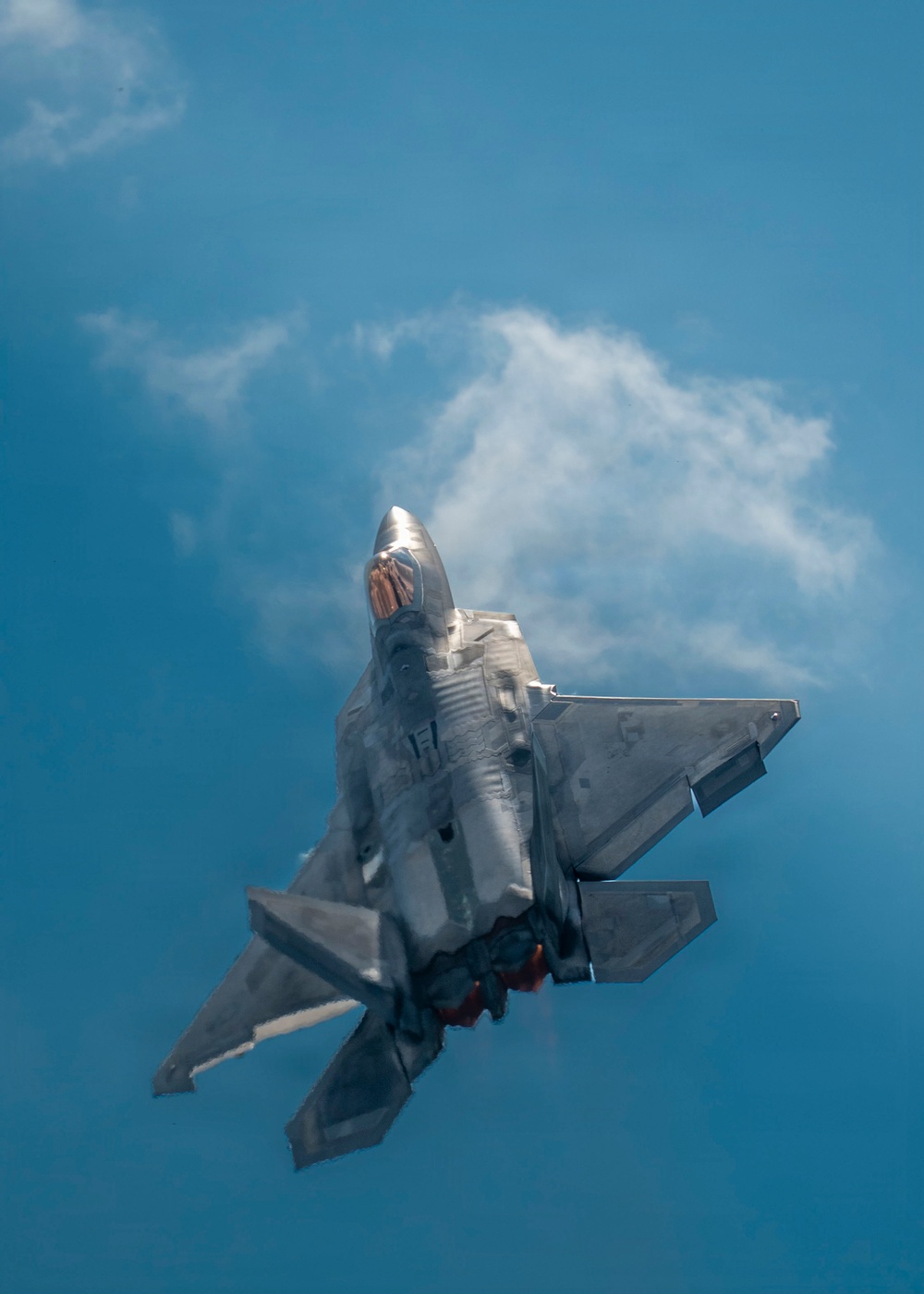 F-22 Raptor Captivates Crowds at Cold Lake Airshow