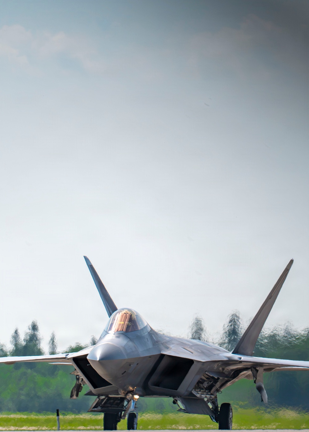 F-22 Raptor Captivates Crowds at Cold Lake Airshow