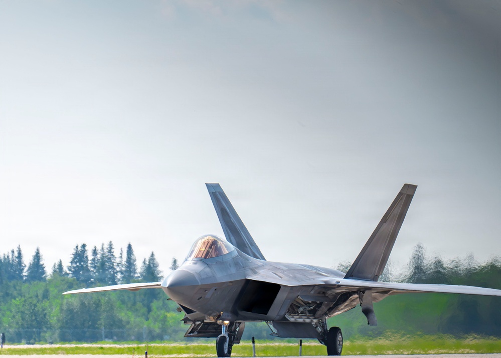 F-22 Raptor Captivates Crowds at Cold Lake Airshow