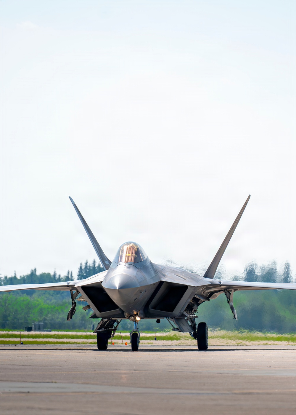 F-22 Raptor Captivates Crowds at Cold Lake Airshow