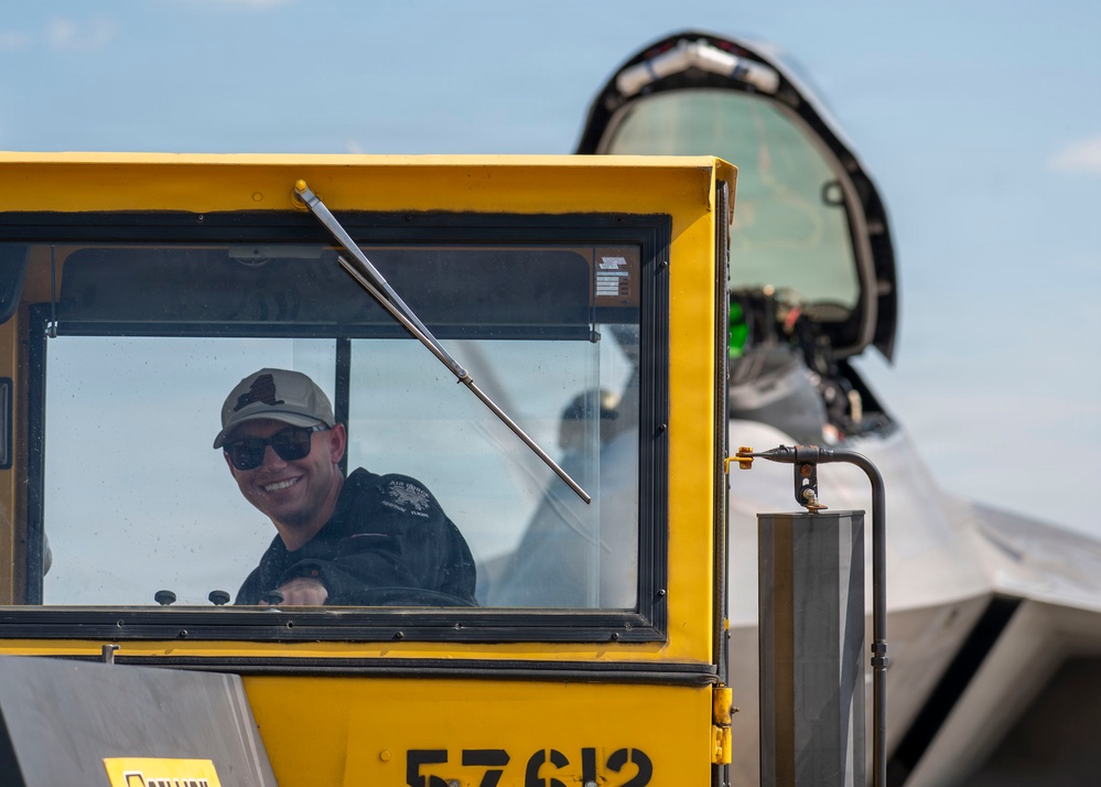F-22 Raptor Captivates Crowds at Cold Lake Airshow