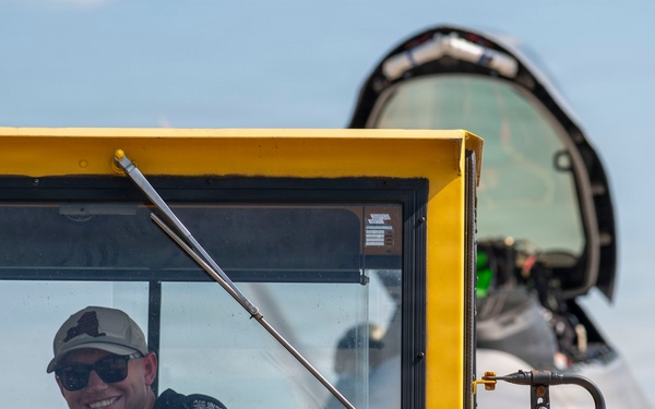 F-22 Raptor Captivates Crowds at Cold Lake Airshow