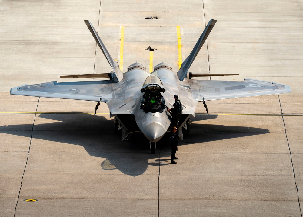 F-22 Raptor Captivates Crowds at Cold Lake Airshow