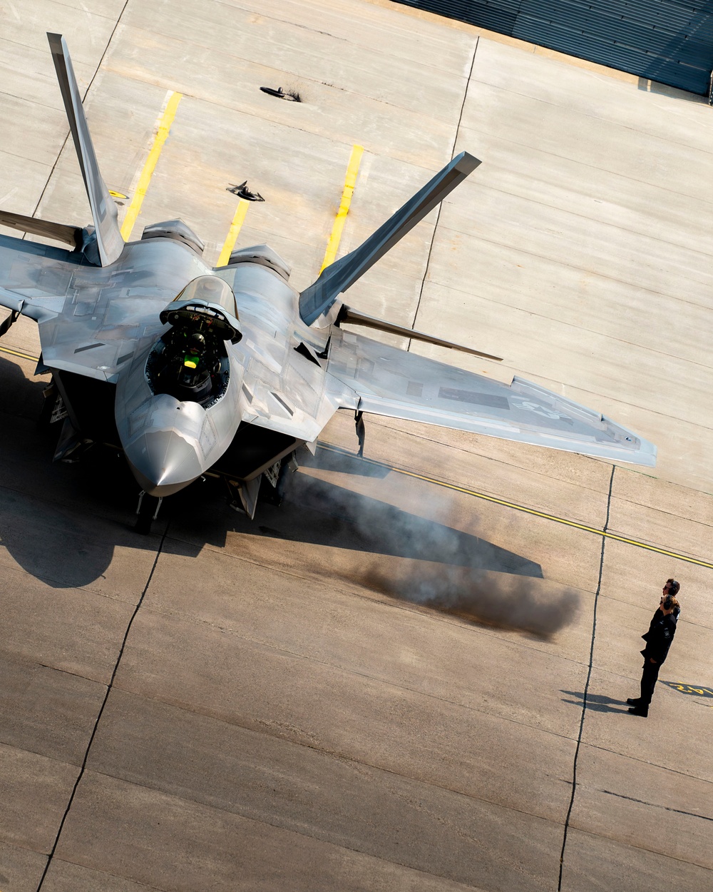 F-22 Raptor Captivates Crowds at Cold Lake Airshow