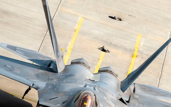 F-22 Raptor Captivates Crowds at Cold Lake Airshow