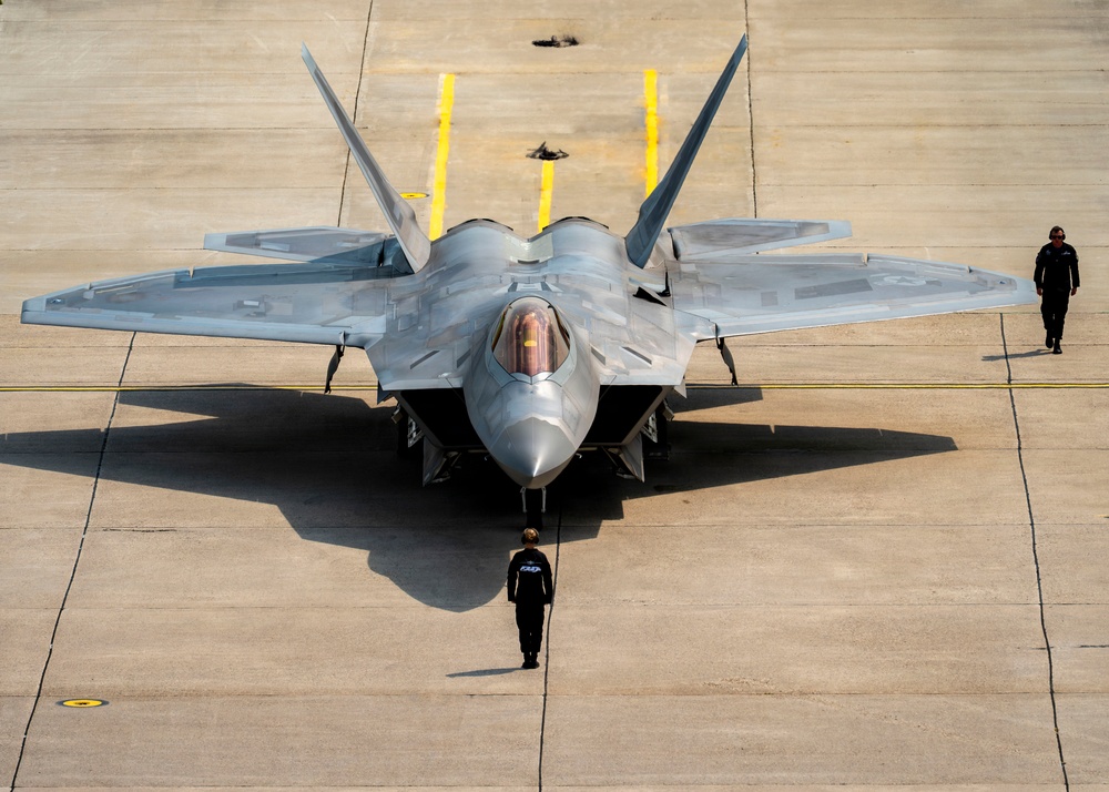 F-22 Raptor Captivates Crowds at Cold Lake Airshow