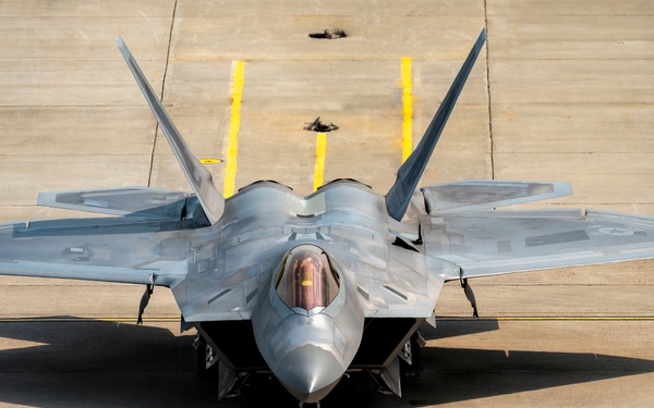 F-22 Raptor Captivates Crowds at Cold Lake Airshow