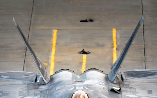 F-22 Raptor Captivates Crowds at Cold Lake Airshow