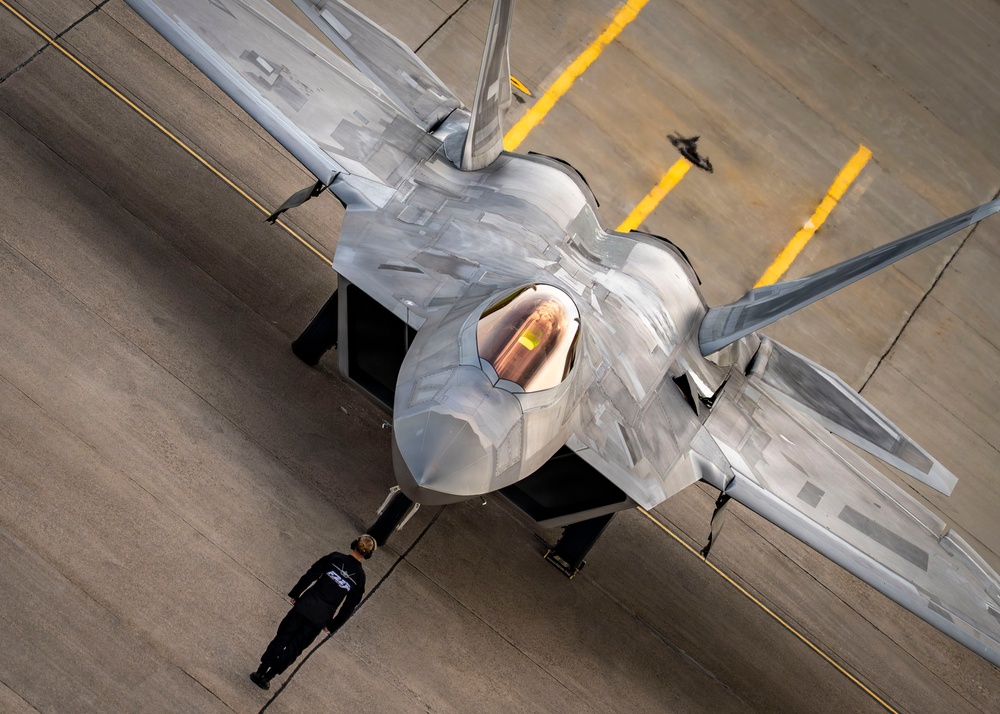 F-22 Raptor Captivates Crowds at Cold Lake Airshow