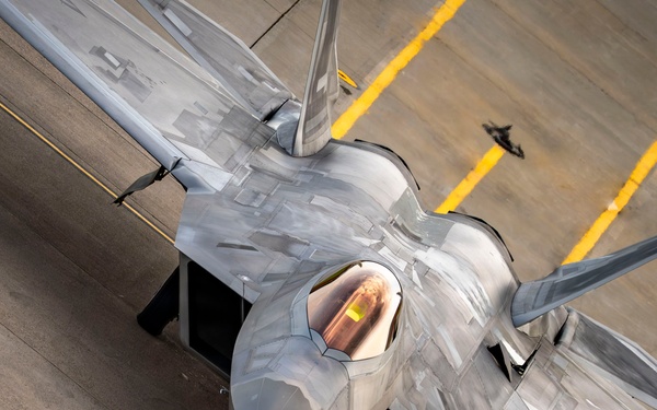 F-22 Raptor Captivates Crowds at Cold Lake Airshow