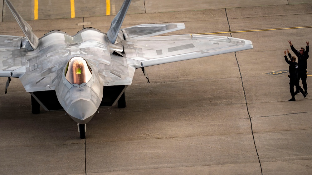 F-22 Raptor Captivates Crowds at Cold Lake Airshow
