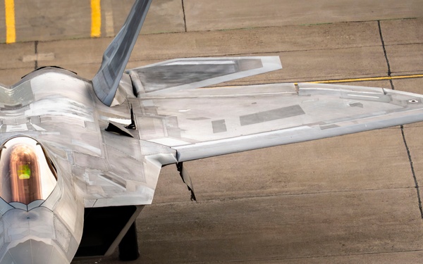 F-22 Raptor Captivates Crowds at Cold Lake Airshow